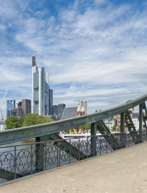 Blick vom Eisernen Steg auf die Skyline von Frankfurt | © Gettyimages.com/kontrast-fotodesign