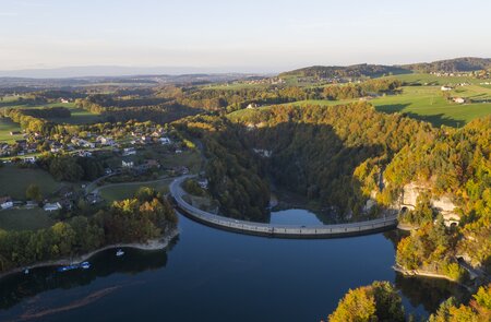 Blick auf den Gruyere-See im Herbst in Freiburg | © Gettyimages.com/xenotar