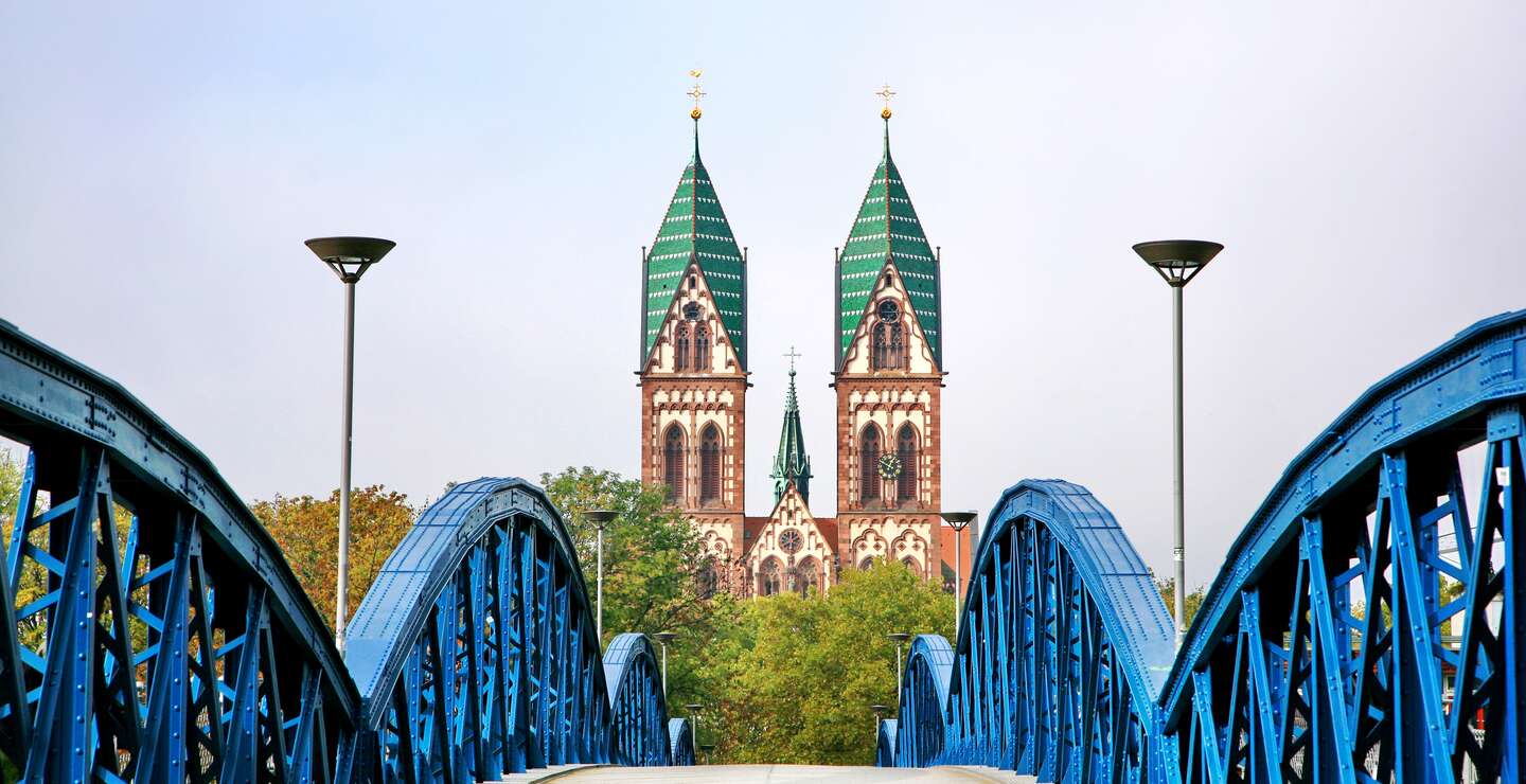 Blick von der Stuhlinger Brücke auf die Kirche von Freiburg | © Gettyimages.com/Jirobkk