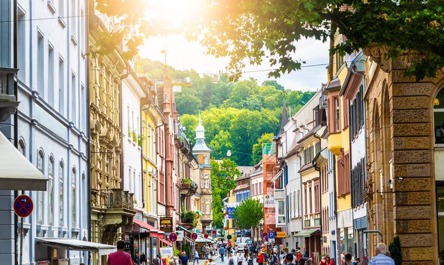 Die Innenstadt Freiburgs an einem sommerlichen Tag | © Gettyimages.com/querbeet