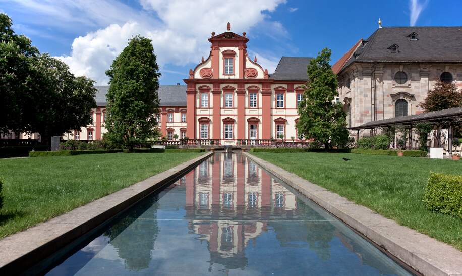 Spiegelung des Schlosses im Wasser, der Garten hinter dem Dom Fulda | © Gettyimages.com/wangyangcn