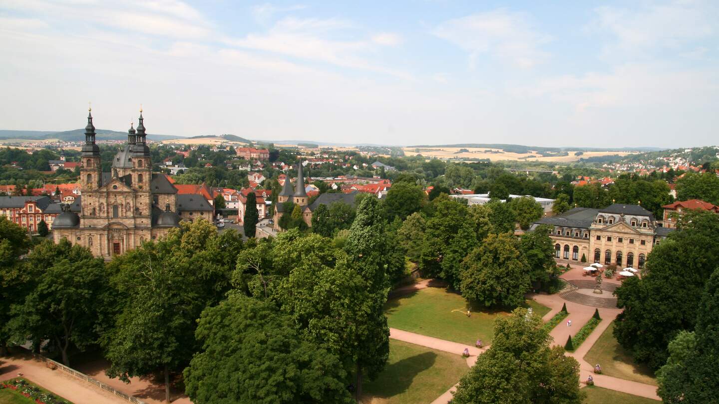 Luftaufnahme der Stadt Fulda mit Dom hellblauem Himmel | © Gettyimages.com/saffiresblue