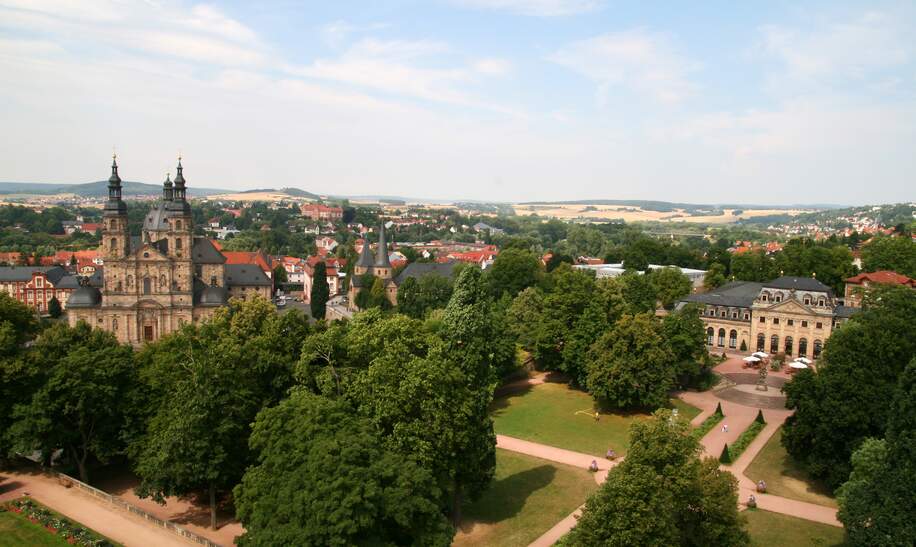 Luftaufnahme der Stadt Fulda mit Dom hellblauem Himmel | © Gettyimages.com/saffiresblue