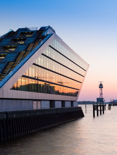 Ein modernes Bürogebäude im Hamburger Hafen am Abend | © Gettyimages.com/Fabian Wentzel