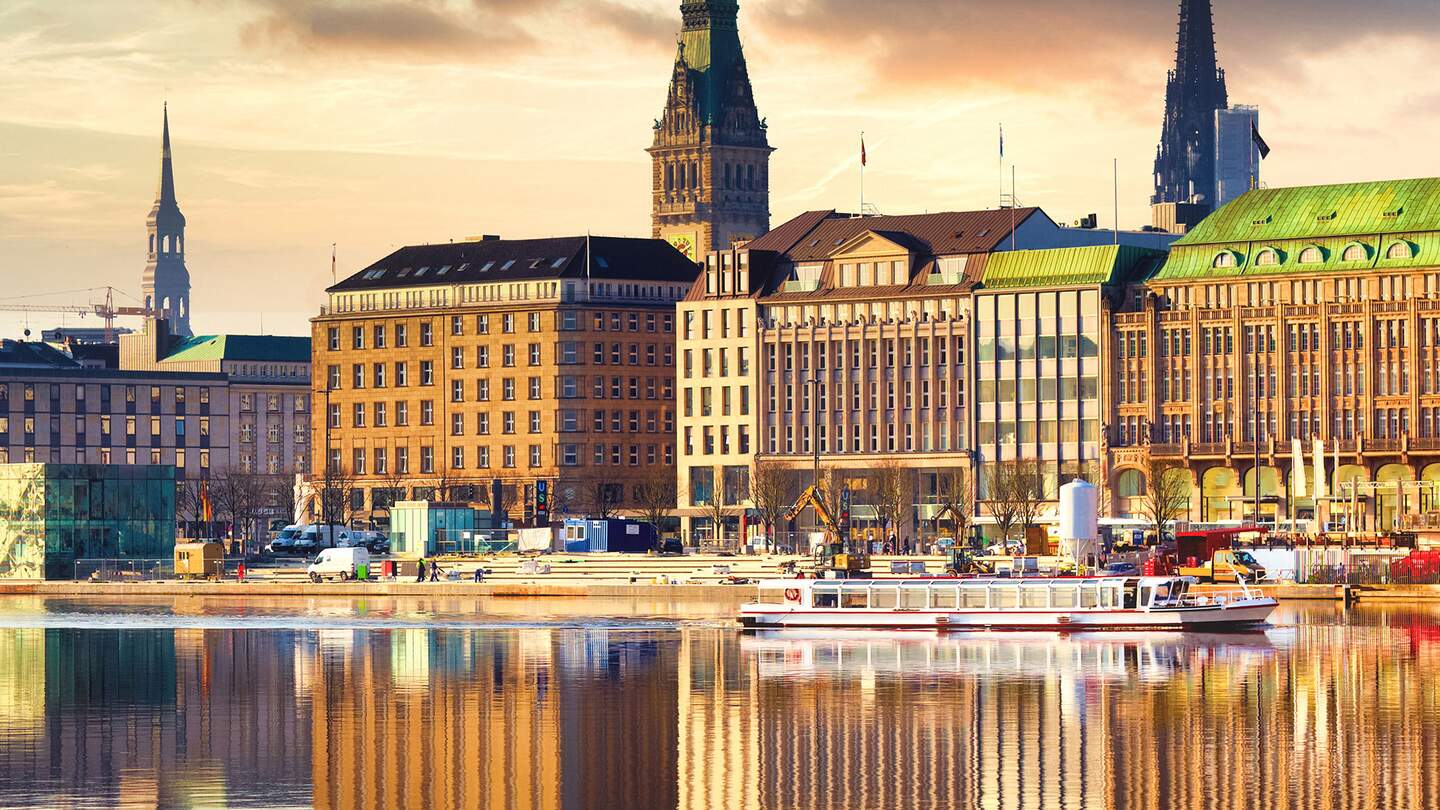 Das Alsterhaus in Hamburg spiegelt sich im Wasser | © Gettyimages.com/deepblue4you