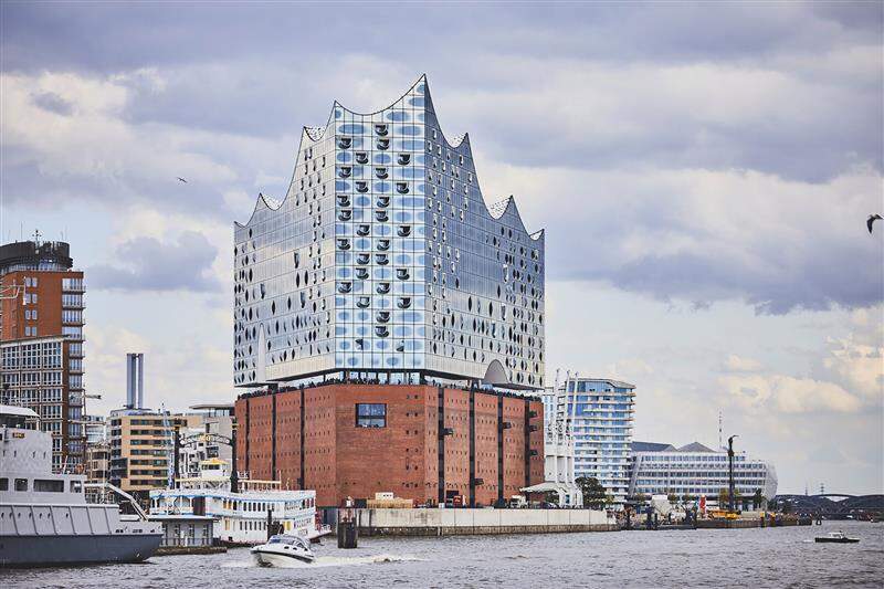 Nahaufnahme der Elbpilharmonie, der blaue Himmel spiegelt sind in der Hausfassade | © Mediaserver Hamburg/Julia Schwendner
