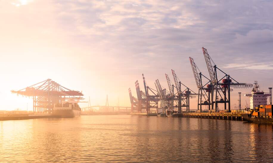 Hamburger Hafen Container-Terminal bei Sonnenuntergang | © Gettyimages.com/mf-guddyx