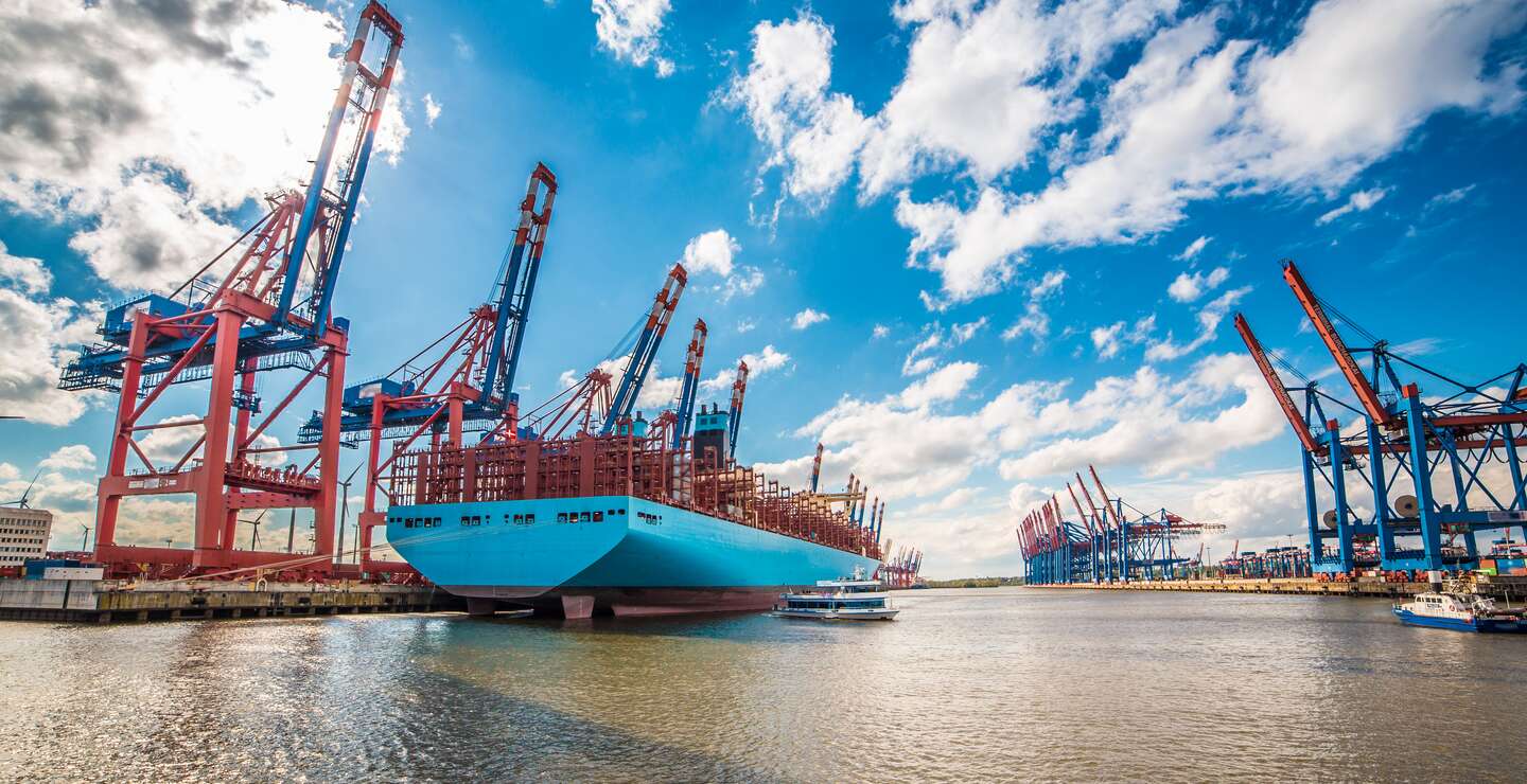 Hafen von Hamburg mit Wasser und rot/blauen Krane | © Gettyimages.com/Paul Siepker