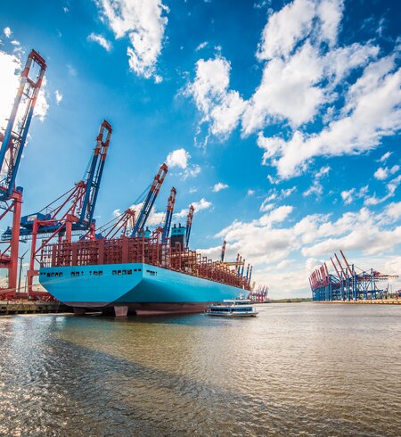 Hafen von Hamburg mit rot und blauen Kränen auf dem Wasser | © Gettyimages.com/Paul Siepker