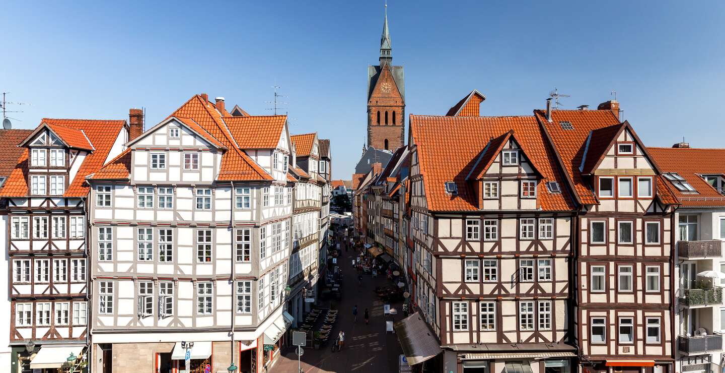 Schöne Aussicht auf die Altstadt von Hannover mit Fachwerkhäusern und dem Kirchturm im Hintergrund | © Gettyimages.com/Sebastian Grote