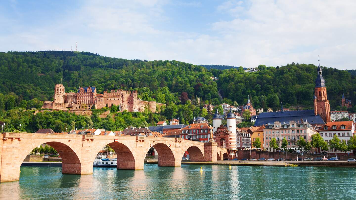 Blick auf die Karl-Theodor-Brücke in Heidelberg | © Gettyimages.com/SerrNovik