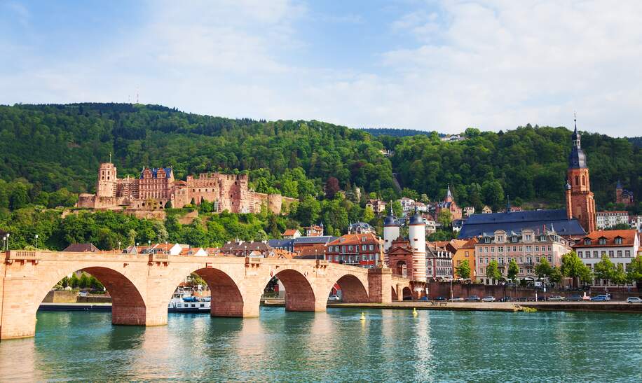 Blick auf die Karl-Theodor-Brücke in Heidelberg | © Gettyimages.com/SerrNovik