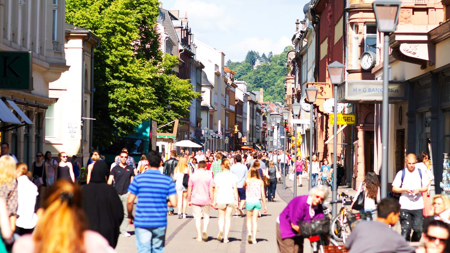 Einkaufsstraße in Heidelberg im Sommer | © Gettyimages.com/justhavealook