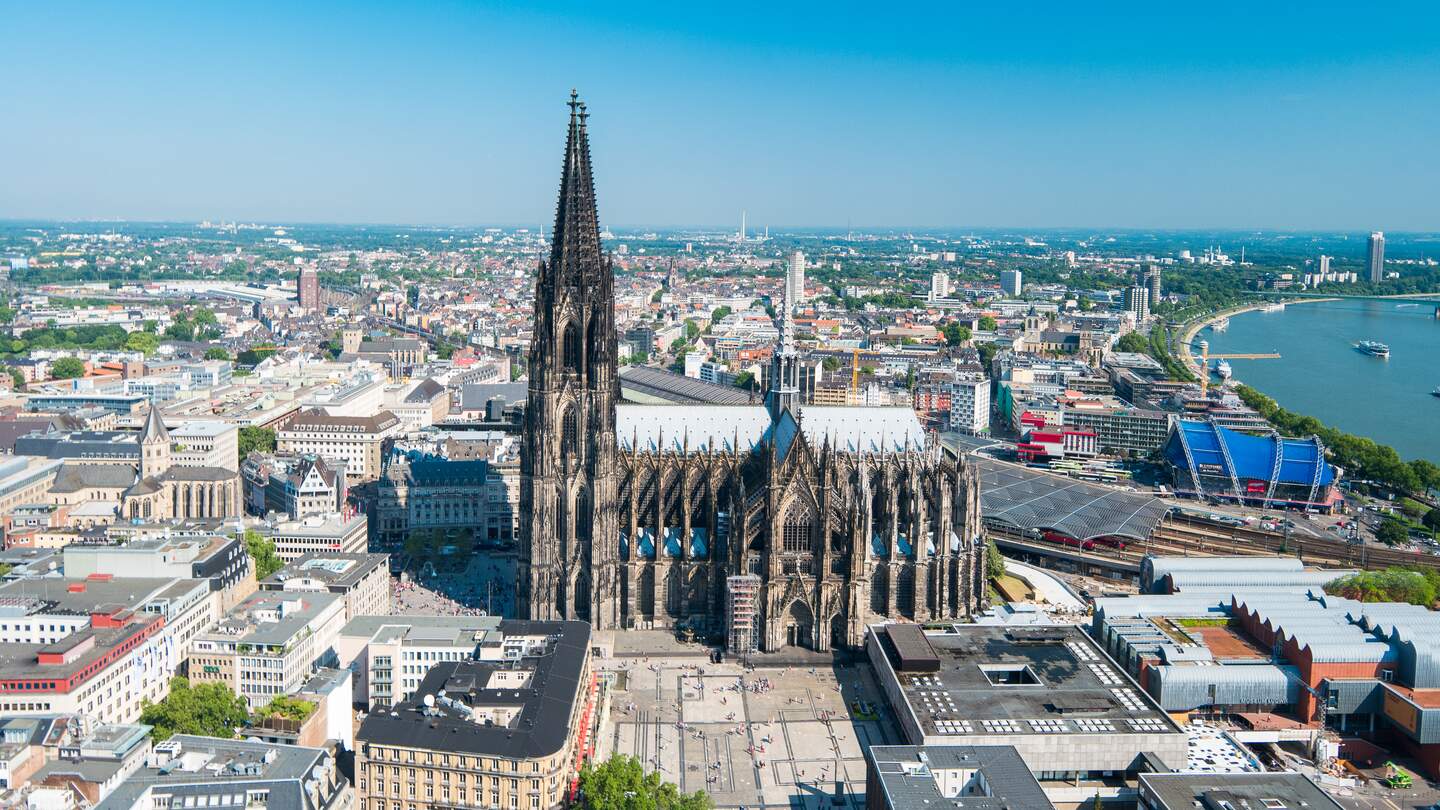 Luftaufnahme mit Blick auf den alten katholischen Dom und den Musical Dome in Köln | © Gettyimages.com/jotily
