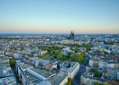 Stadt Köln aus dem hohen Winkel mit Dom, keine Wolken in der Abenddämmerung | © Gettyimages.com/Markus Faymonville