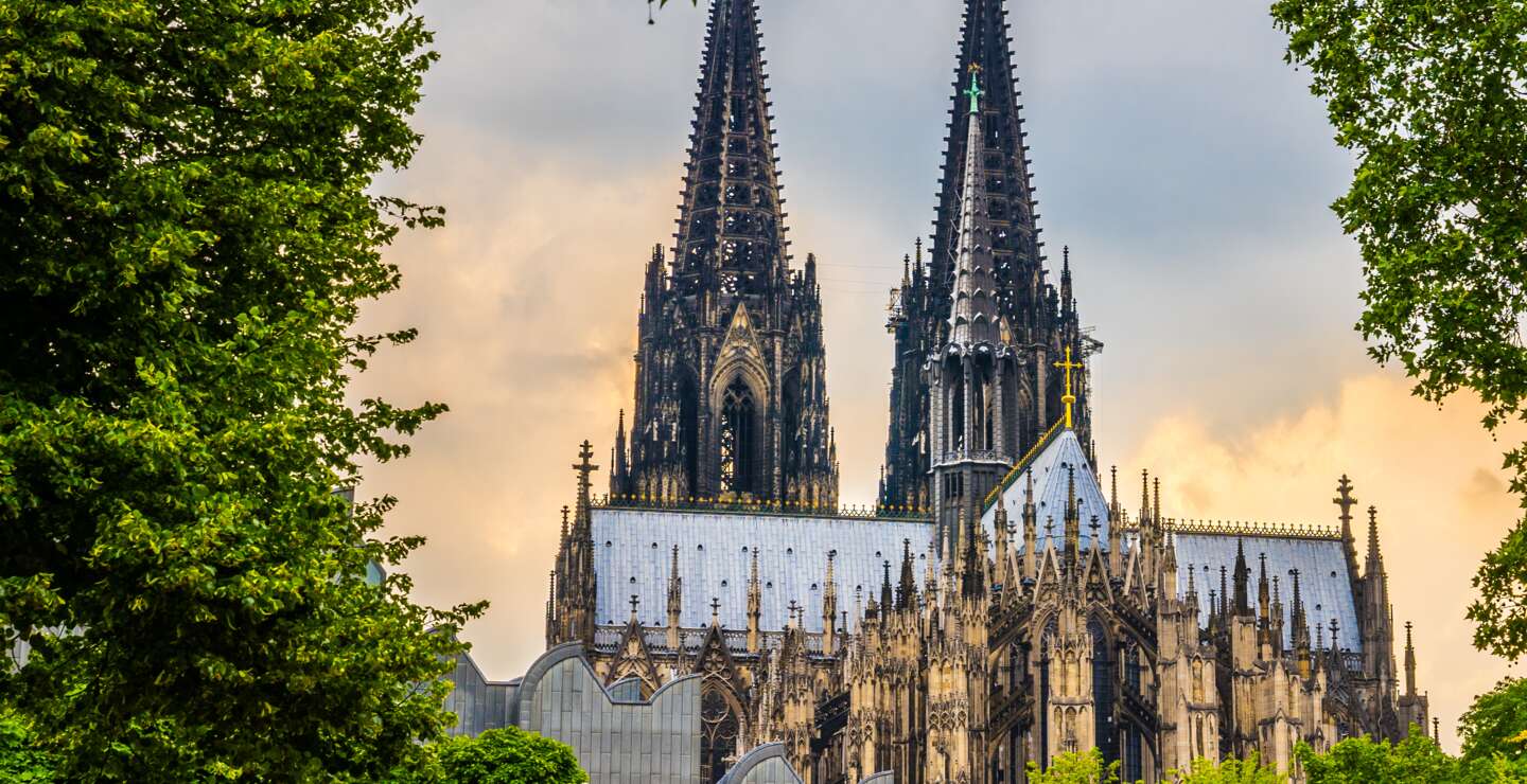 Kölner Dom in Köln, aufgenommen vom Fuße des Doms mit Bäumen im Vordergrund | © Gettyimages.com/Jan de Waal