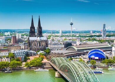 Luftaufnahme mit Blick auf den Dom, die Hohenzollernbrücke und den Musical Dome in Köln | © Gettyimages.com/jotily