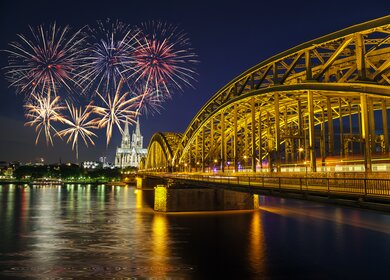 Feuerwerksfeier am Kölner Dom und an der Hohenzollernbrücke in Köln  | © Gettyimages.com/Noppasin