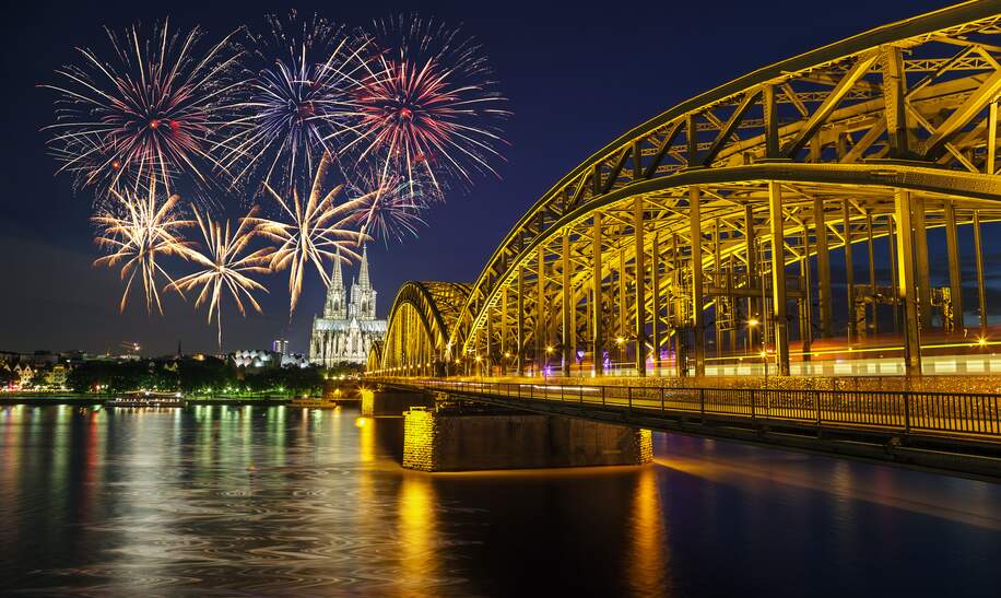 Feuerwerksfeier am Kölner Dom und an der Hohenzollernbrücke in Köln  | © Gettyimages.com/Noppasin
