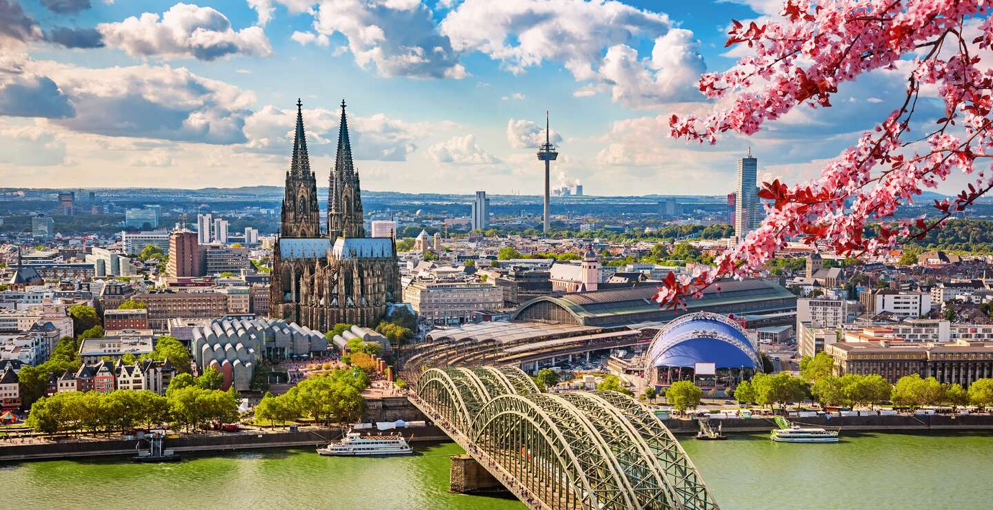 Luftaufnahme von Köln im Frühjahr mit dem Kölner Dom, der Hohenzollernbrücke und dem Musical Dome im Vordergrund | © Gettyimages.com/sborisov