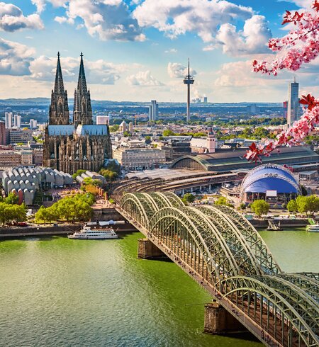 Luftaufnahme von Köln im Frühjahr mit dem Kölner Dom, der Hohenzollernbrücke und dem Musical Dome im Vordergrund | © Gettyimages.com/sborisov
