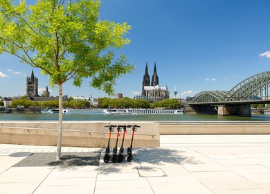 Sonniger Blick über den Rhein auf den Kölner Dom | © © Gettyimages.com/horstgerlach