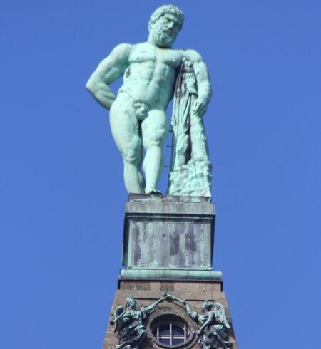 Herkulesstatue mit blauem Himmel im Hintergrund in Kassel | © Gettyimages.com/hadot