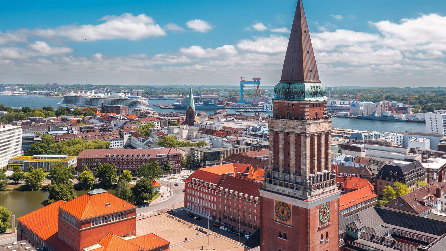 Das Rathaus von Kiel im Sommer als Luftaufnahme | © Gettyimages.com/taranchic
