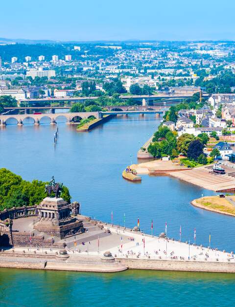 Stablick auf das Deutsche Eck in Koblenz mit der Mosel und dem Rhein | © Gettyimages.com/saiko3p