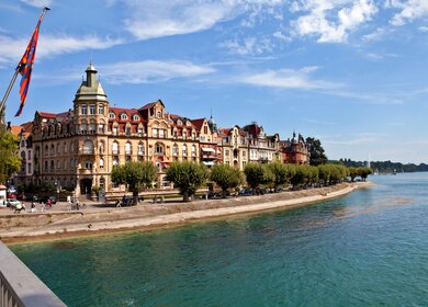 Blick auf Konstanz und den Bodensee von der geflaggten Rheinbrücke | © Gettyimages.com/lenawurm
