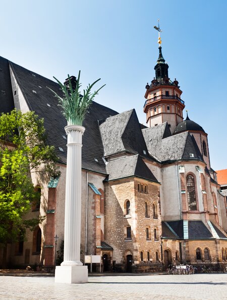 St. Nikolaikirche, um die Menschen während ihrer Staedtereise in Leipzig gehen. | © Gettyimages.com/TommL