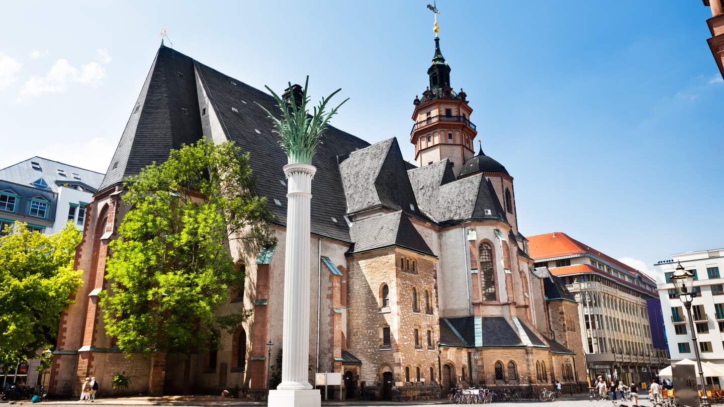 St. Nikolaikirche, um die Menschen während ihrer Staedtereise in Leipzig gehen. | © Gettyimages.com/TommL