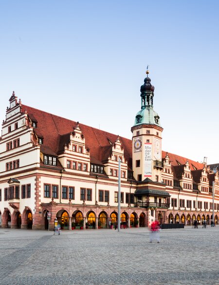 Marktplatz mit dem alten Rathausgebäude, auf dem Menschen laufen, in Leipzig | © Gettyimages.com/TommL