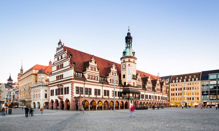 Marktplatz mit dem alten Rathausgebäude, auf dem Menschen laufen, in Leipzig | © Gettyimages.com/TommL