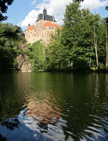 Burg Kriebstein auf einem Hügel mit einem großen See im Vordergrund bei Leipzig | © Gettyimages.com/diephosi