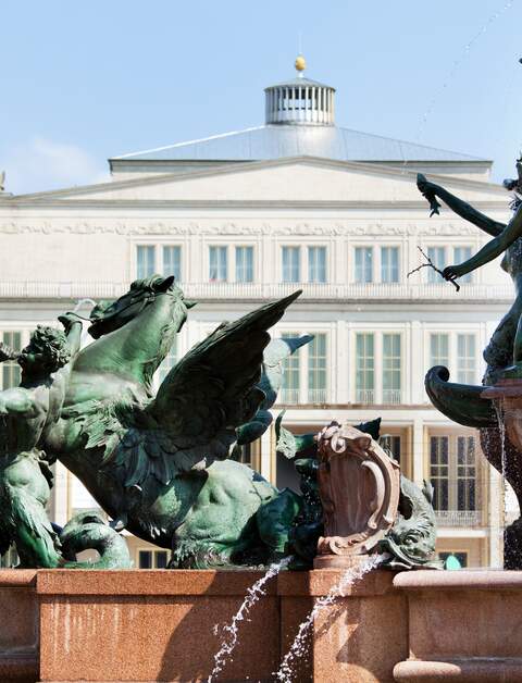 Detail des berühmten Mende-Brunnens in Leipzig. Leipziger Opernhaus im Hintergrund. | © Gettyimages.com/TommL