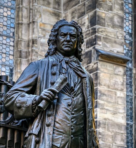 Denkmal für den Thomaskantor und Komponisten Johann Sebastian Bach vor der Thomaskirche in Leipzig | © Gettyimages.com/Marcus Friedrich