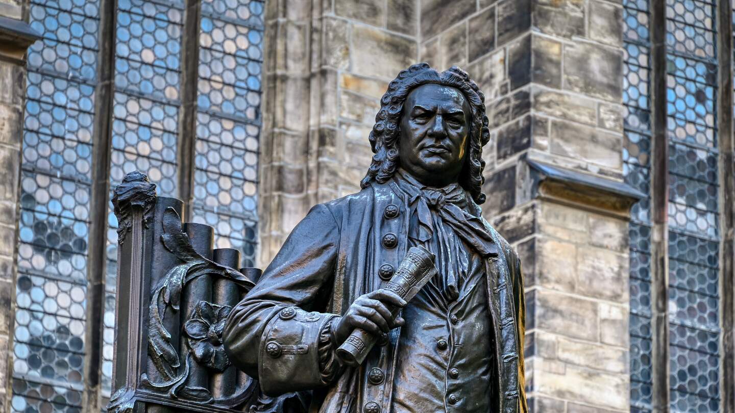 Denkmal für den Thomaskantor und Komponisten Johann Sebastian Bach vor der Thomaskirche in Leipzig | © Gettyimages.com/Marcus Friedrich