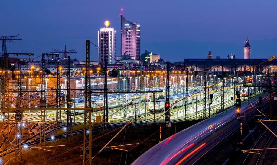 Langzeitbelichtung mit beleuchtetem Stadtbild, Wolkenkratzern, Hauptbahnhof und einfahrendem Zug. | © Gettyimages.com/marcusfriedrich