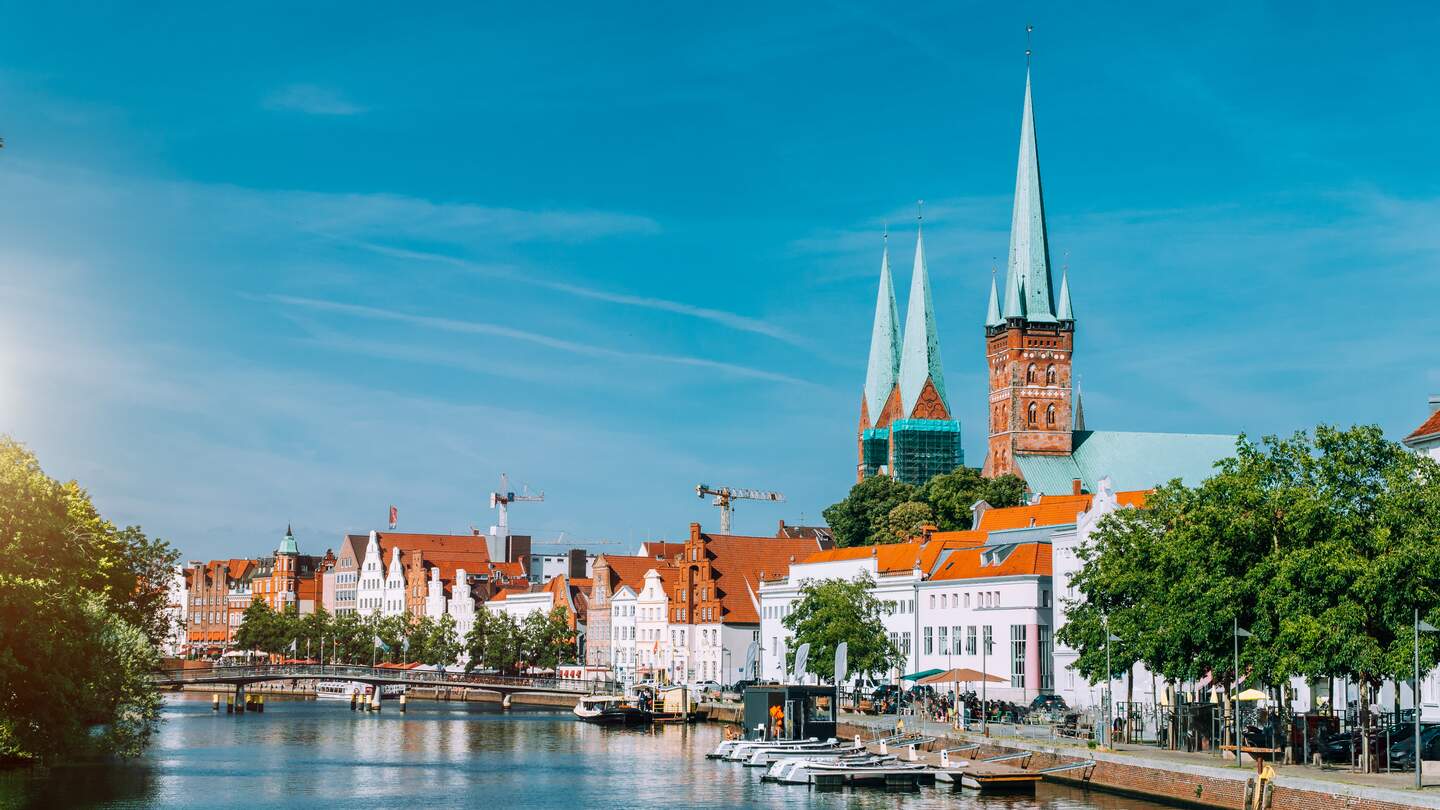 Eine Ansicht des Flusses Trave und der alten Stadt Lübeck | © Gettyimages.com/Polina Kochneva