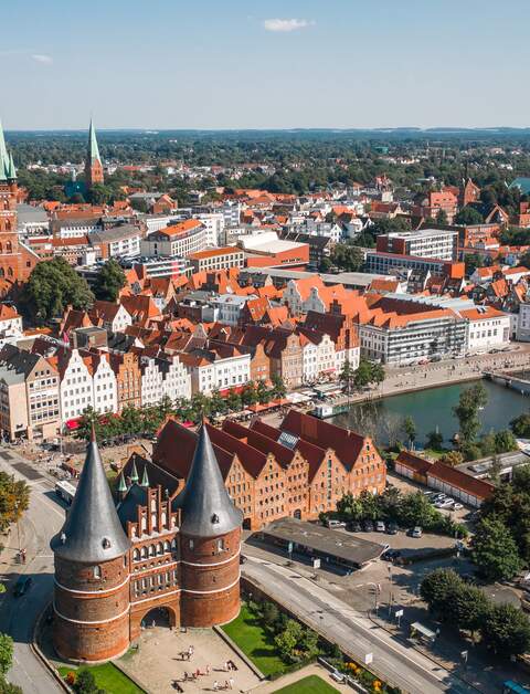 Stadtbild von Lübeck, von oben aufgenommen | © Gettyimages.com/Medvedkov