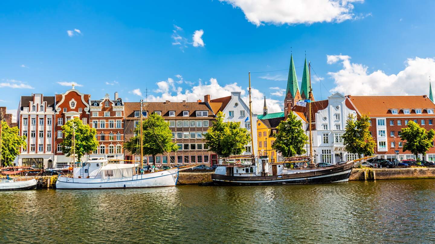 Blick auf die Stadt Lübeck mit Hafen und einigen Schiffen | © Gettyimages.com/querbeet