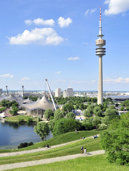 Blick auf den Olympiapark in München bei Sonnenschein | © Gettyimages.com/Dennis Ludlow