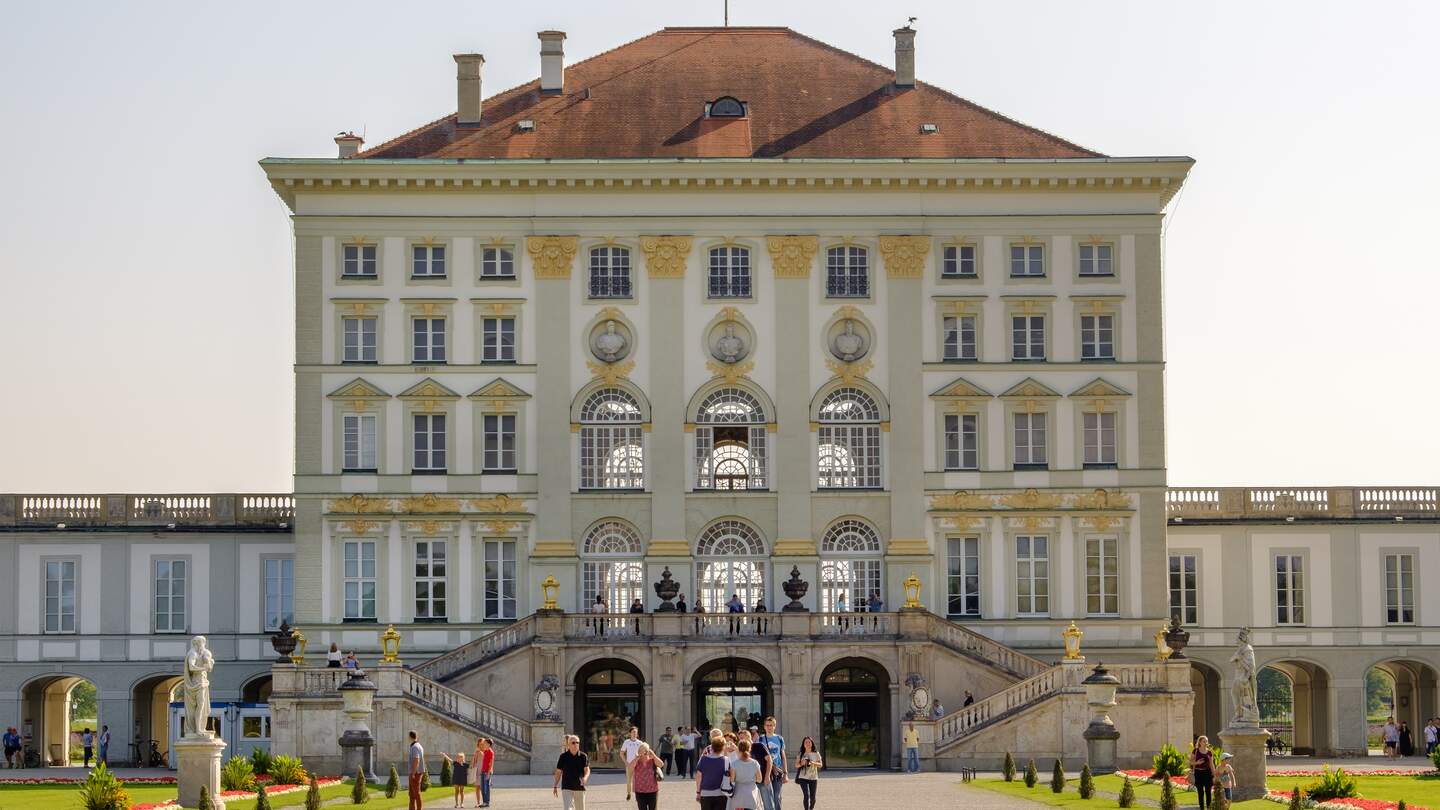 Das Schloss Nymphenburg in München, viele Menschen sind zu sehen  | © Gettyimages.com/Flavio Vallenari
