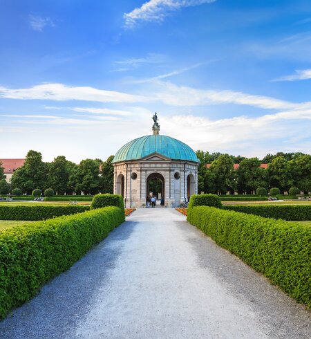 Hofgarten mit Pavilion in München bei Sonnenschein | © Gettyimages.com/Noppasin