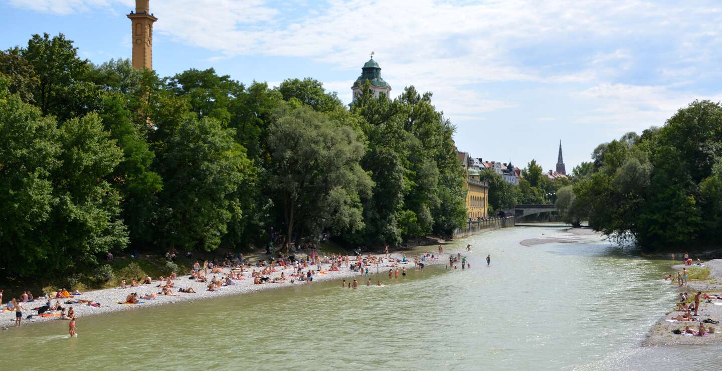 Strand an der Isar in München, Menschen liegen auf dem Kiesstrand | © Gettyimages.com/gionnixxx