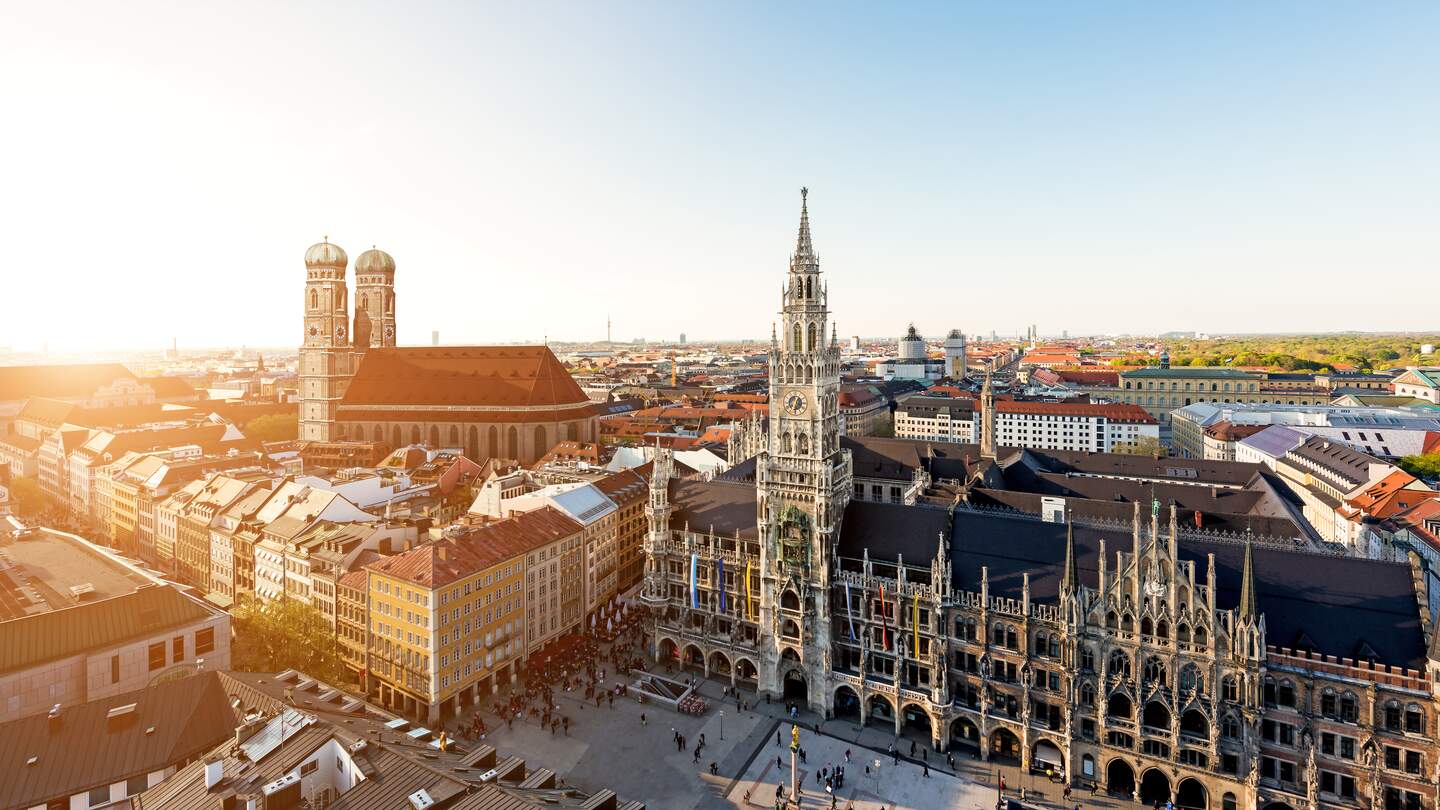 Altes Rathaus in München mit dem Marienplatz und der Frauenkirche, Luftaufnahme | © Gettyimages.com/Prasit Rodphan