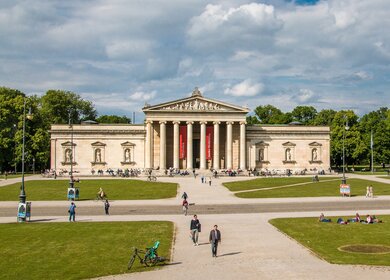 Frontalansicht auf das Museum Glyptothek in München im Sommer mit Touristen | © Pixabay.com/designerpoint 
