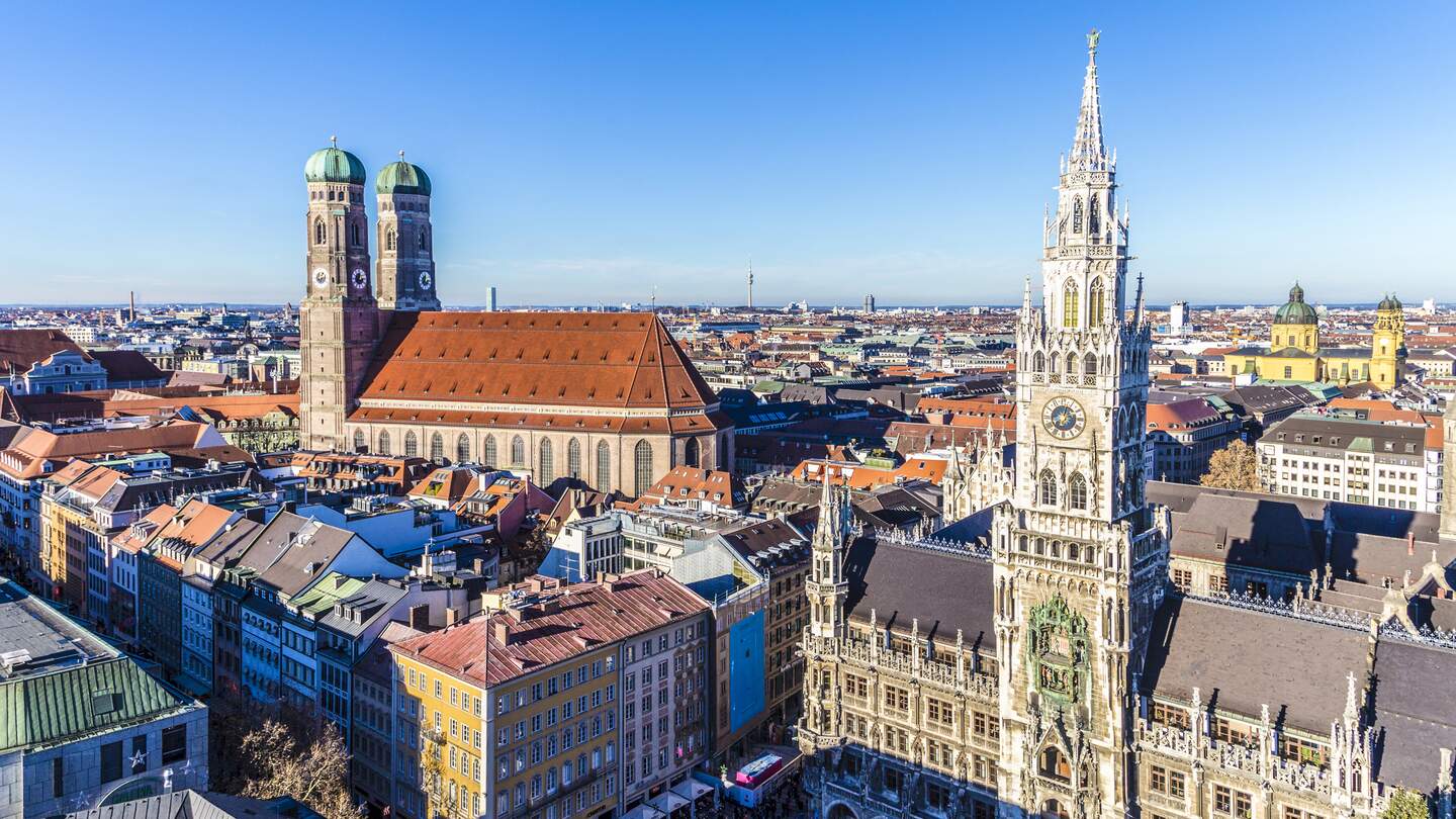 Blick auf das Rathaus am Marienplatz und Frauenkirche mit Panorama der Stadt im Hintergrund | © Gettyimages.com/Meinzahn
