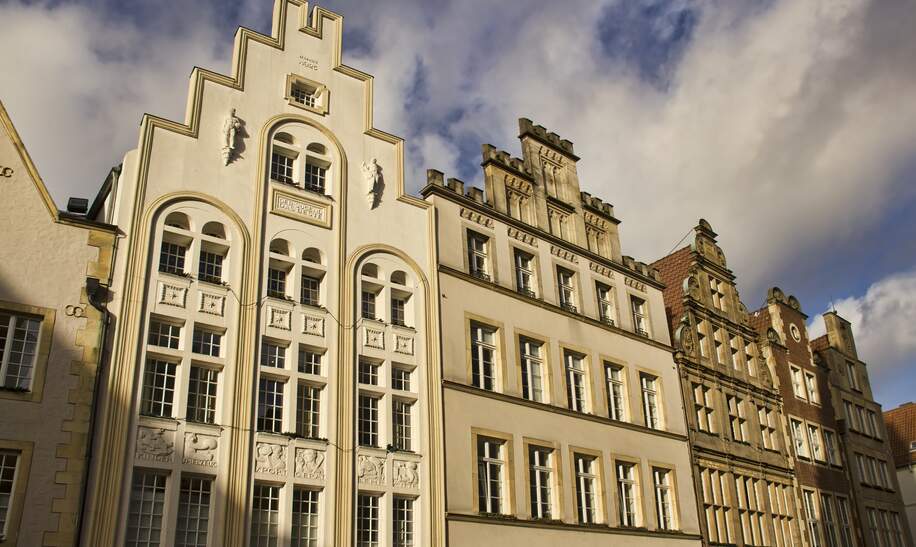Fassaden von historischen Gebäuden in der Stadt Münster | © Gettyimages.com/thehague